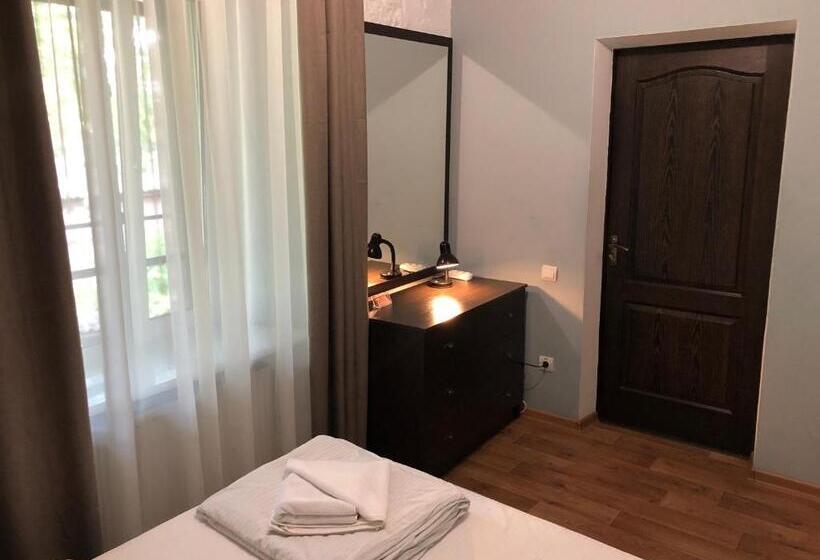 اتاق اکونومی, Fox Hostel