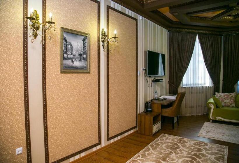 سوئیت با چشم‌انداز رودخانه, Complex Bella Vista