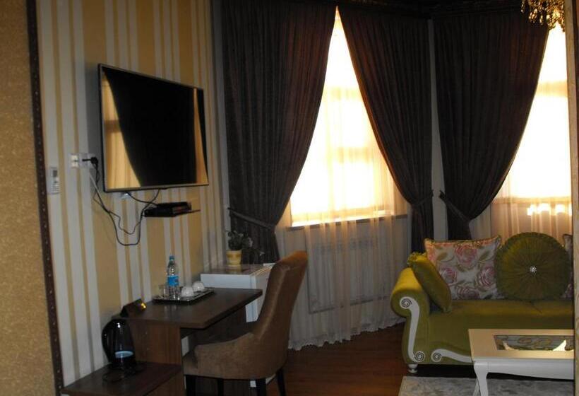 سوئیت با چشم‌انداز رودخانه, Complex Bella Vista