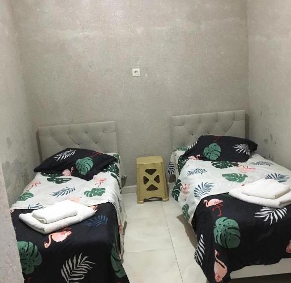 اتاق خانوادگی با چشم‌انداز کوه, Family Hotel Khomaldy