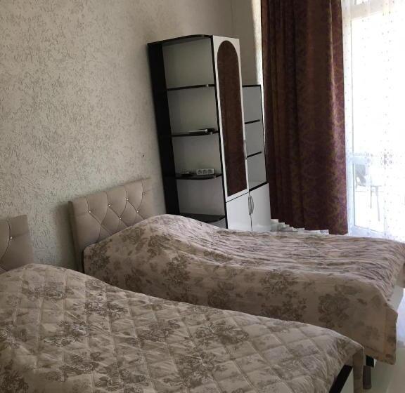 اتاق خانوادگی با چشم‌انداز کوه, Family Hotel Khomaldy