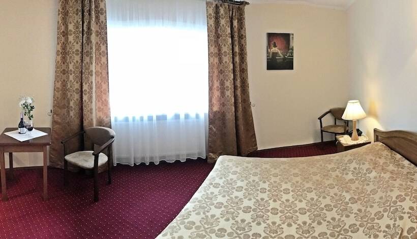 اتاق راحتی سه تخته, Geneva Hotel 800 метрів від Mcdonald S