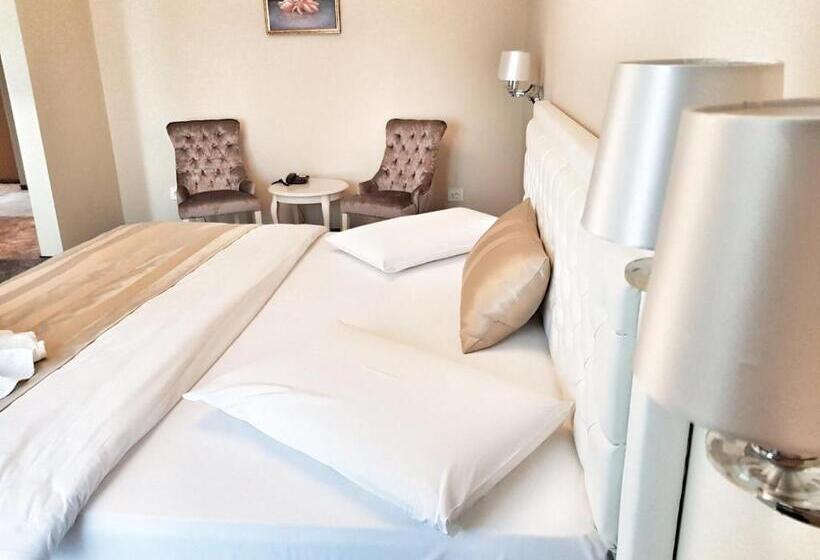 Номер Superior Кровать Кинг, J Adore Boutique