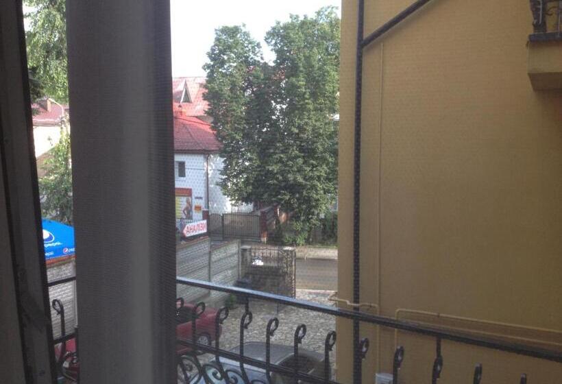 Трехместный Номер Стандарт с Балконом, U Zubrytskyh