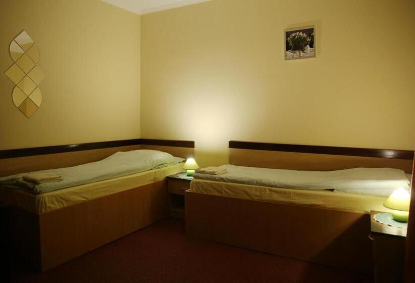 غرفة قياسية ثلاثية, Motel Orgován