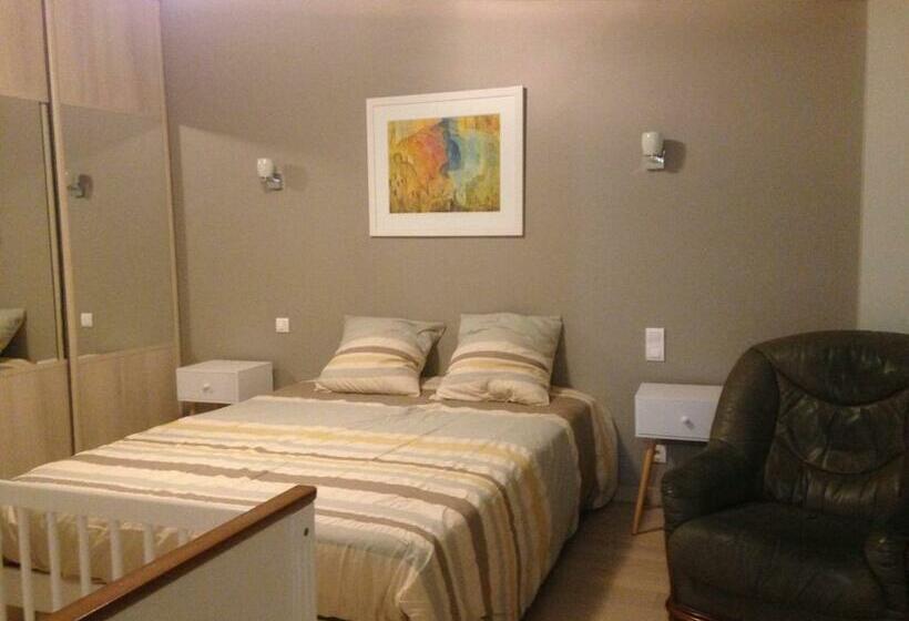 חדר לארבעה סטנדרטי עם נוף לגינה, Ch. D Hôtes De La Saliais