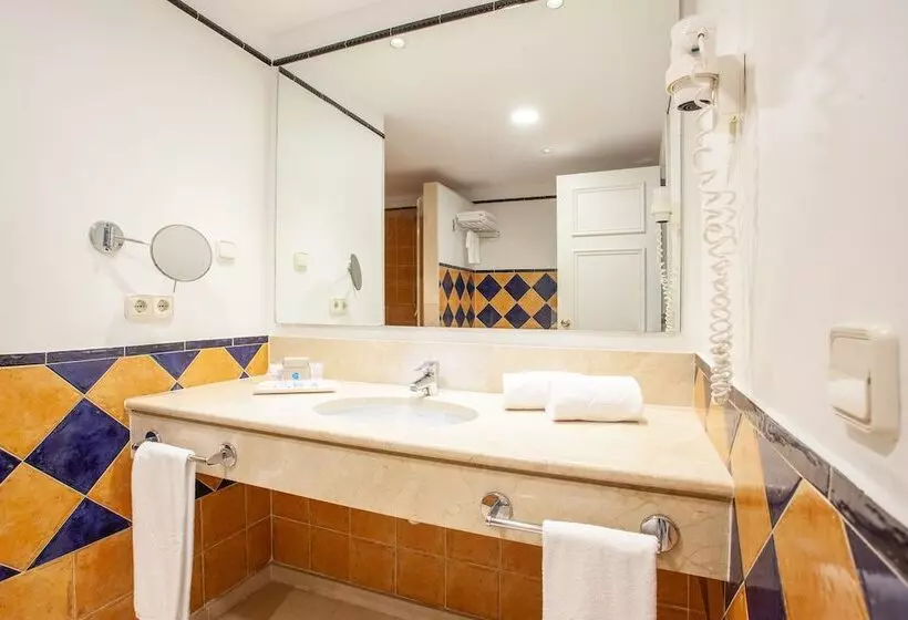 سوییت با چشم‌انداز استخر, Grupotel Macarella Suites & Spa
