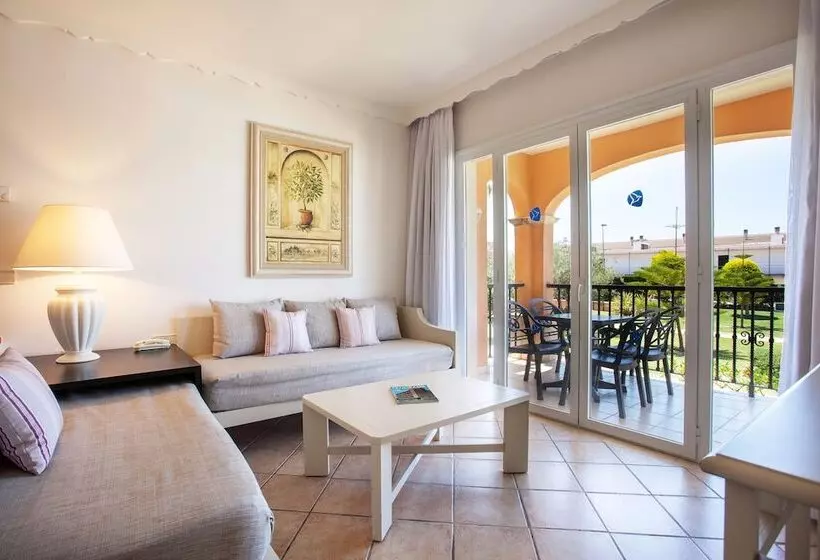 سوییت با چشم‌انداز استخر, Grupotel Macarella Suites & Spa