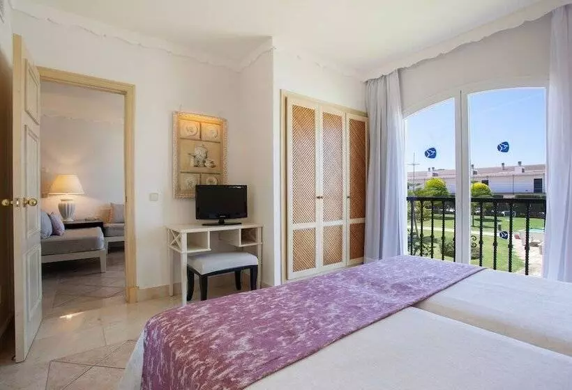 سوییت با چشم‌انداز استخر, Grupotel Macarella Suites & Spa