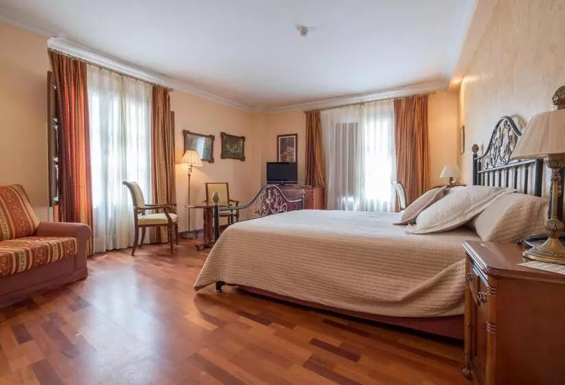 اتاق سوپریور با وان آب گرم, Condesa De Chinchon