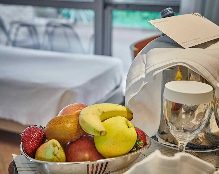 高级三人间, Divani Corfu Palace