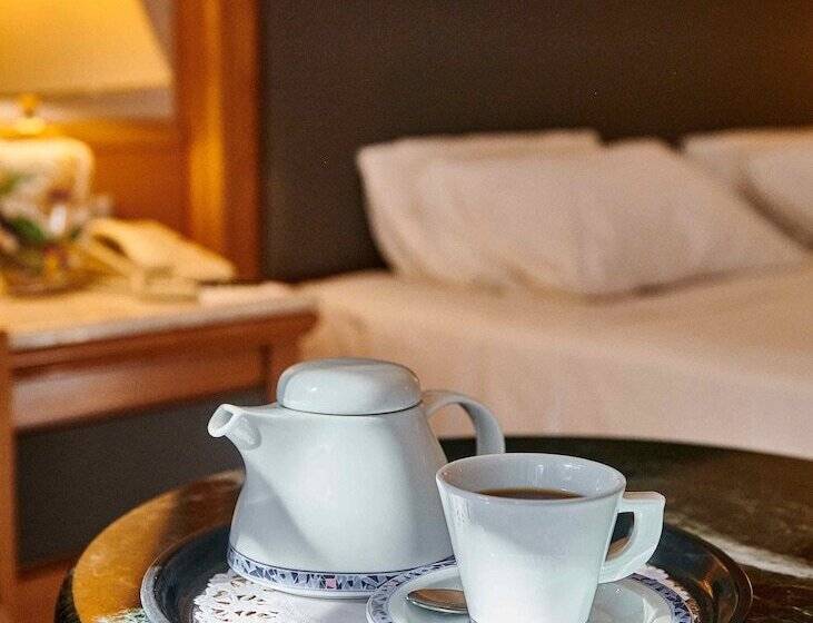 高级三人间, Divani Corfu Palace