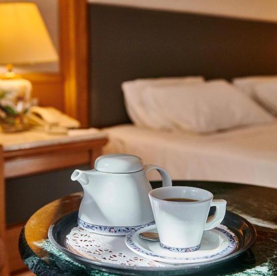 高级三人间, Divani Corfu Palace