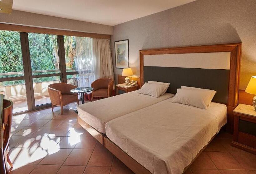 高级三人间, Divani Corfu Palace