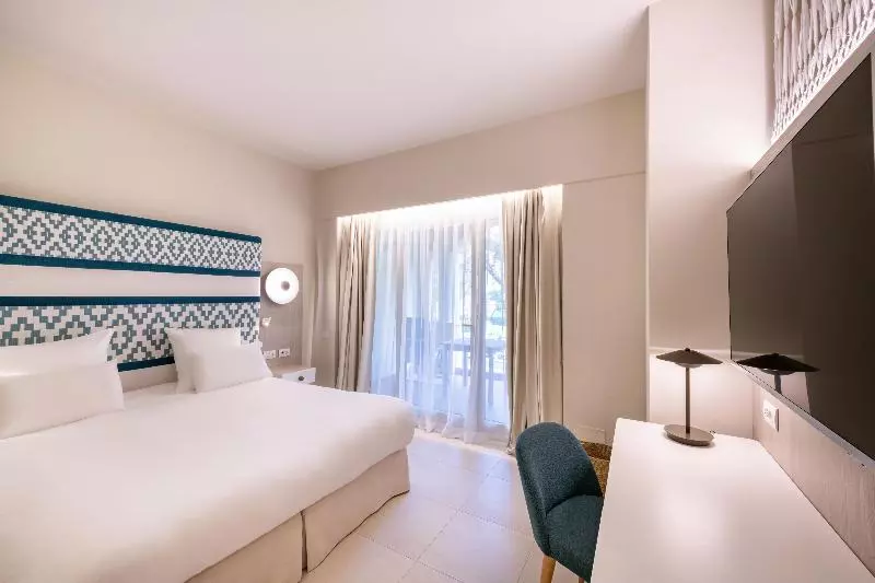 キングサイズベッドのデラックスルーム, Almar Timi Ama Resort & Spa