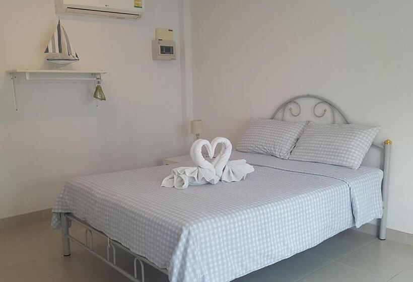 בקתה סטנדרטית, Charlie S Bungalows