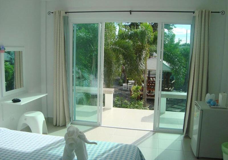 בקתה סטנדרטית, Charlie S Bungalows