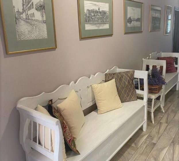 اتاق استاندارد سه نفره, Kedves Vendégház