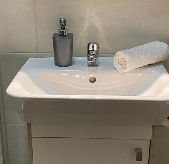 اتاق خانوادگی, Kedves Vendégház