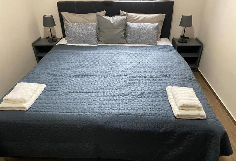 اتاق خانوادگی, Kedves Vendégház