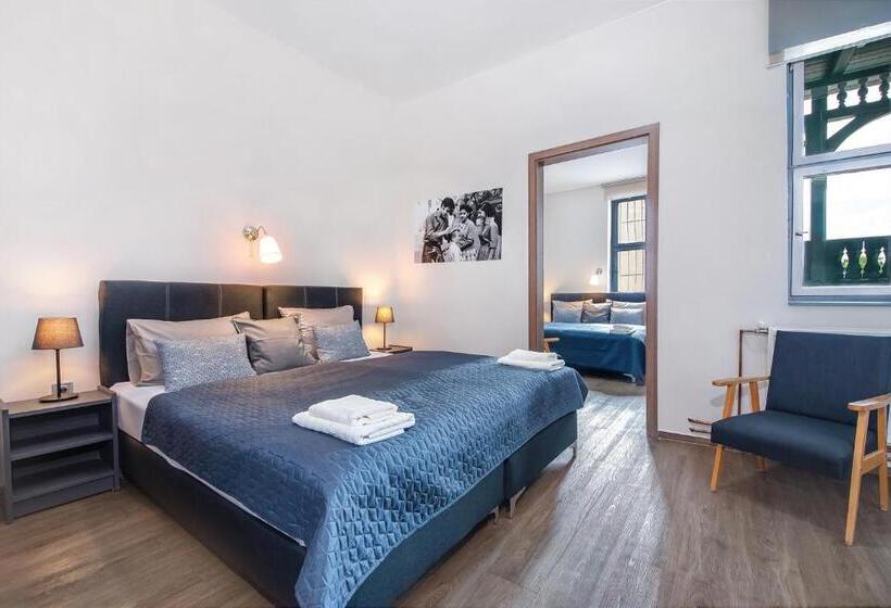 اتاق خانوادگی, Kedves Vendégház