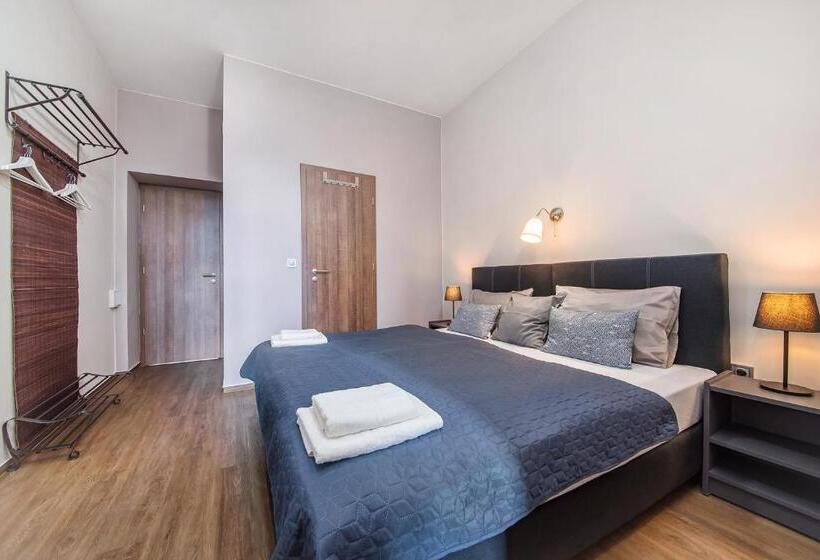 اتاق خانوادگی, Kedves Vendégház