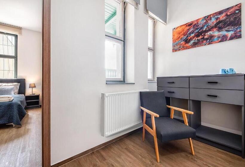 اتاق خانوادگی, Kedves Vendégház