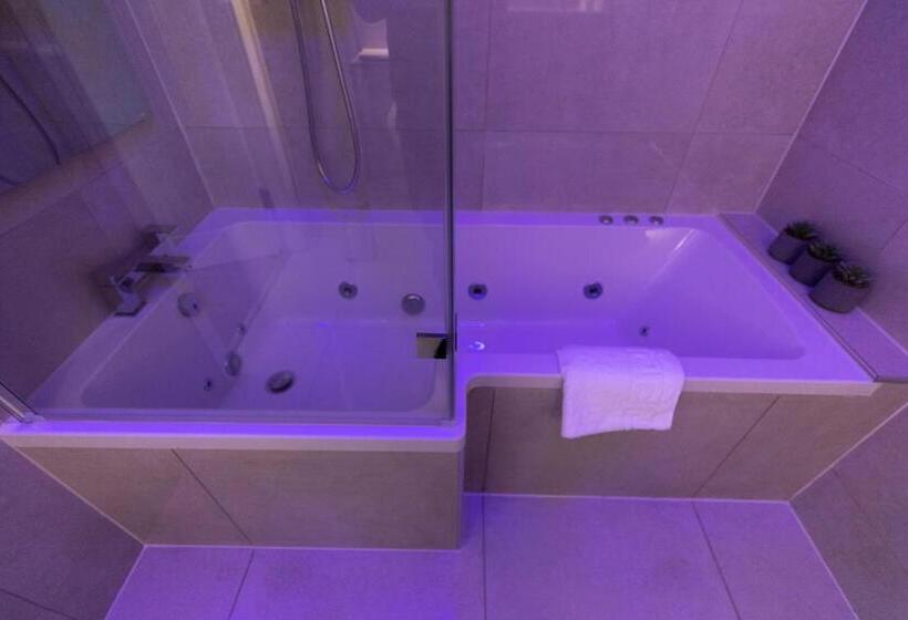 Студио Стандарт Кровать Кинг, Spire Accommodations Ltd