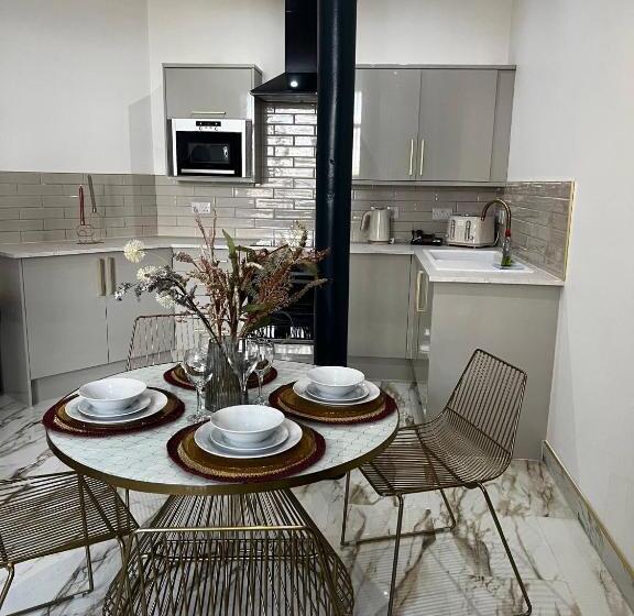 Апартаменты 2 Спальни, Spire Accommodations Ltd