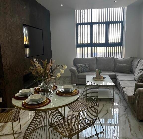 Апартаменты 2 Спальни, Spire Accommodations Ltd