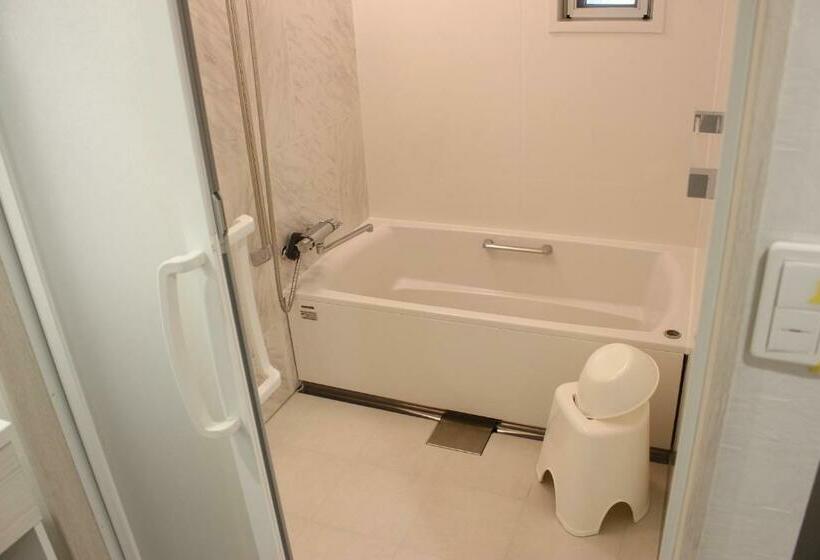 חדר משפחתי, Flap Resort