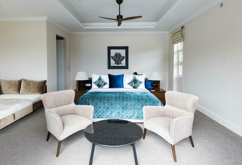 Suite with lake view, Villa Serenity