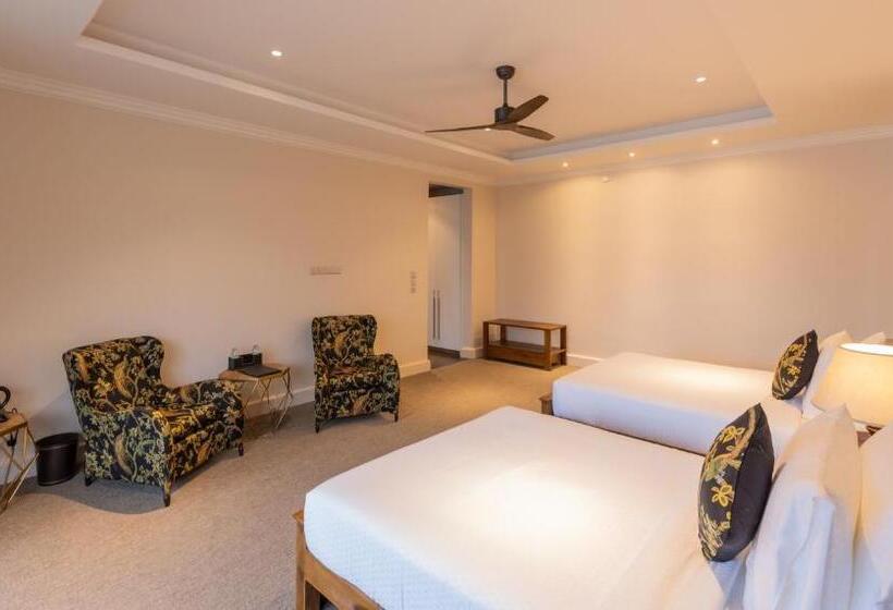 اتاق لوکس با چشم‌انداز دریاچه, Villa Serenity