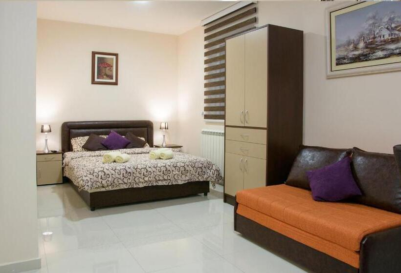 استودیوی لوکس, Guest House Centar Lux