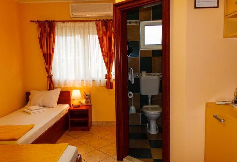 اتاق استاندارد سه نفره, Guest House Villa živanović