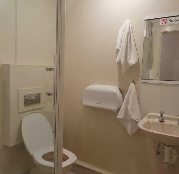 Economy Quadruple Room, Stay In Tekapo Backpackers