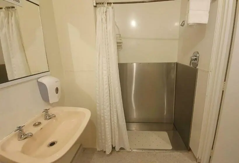 Economy Quadruple Room, Stay In Tekapo Backpackers