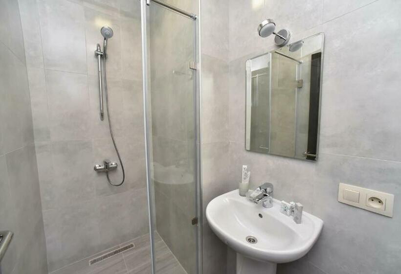 컴포트 트리플 룸, Good Hotel Yerevan