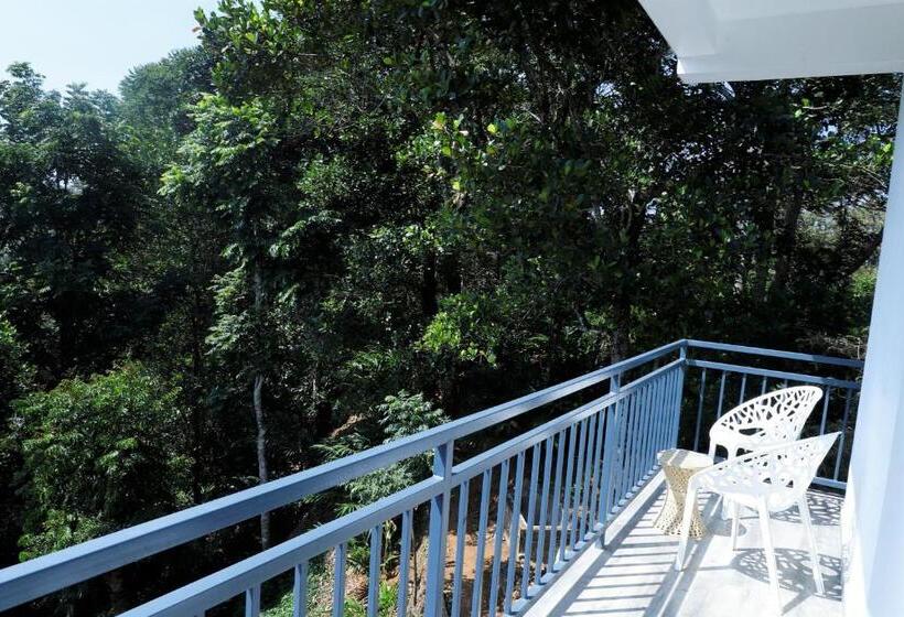 Camera Deluxe, Casillda Munnar