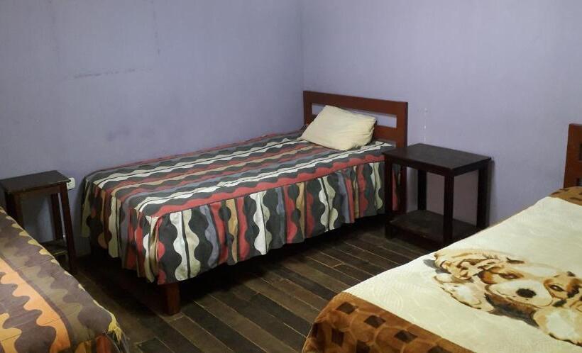 غرفة قياسية ثلاثية, Aventura Chachapoyas Backpackers
