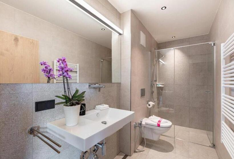 2 Bedroom Apartment with Pool, Emma Deluxe Aparthotel Direkt Beim Skibus