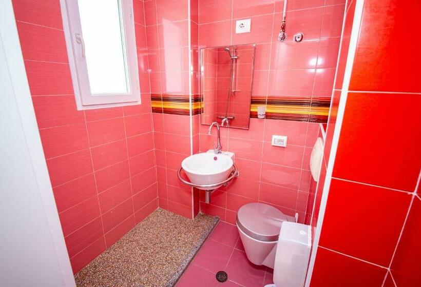 اتاق لوکس با بالکن, Miki