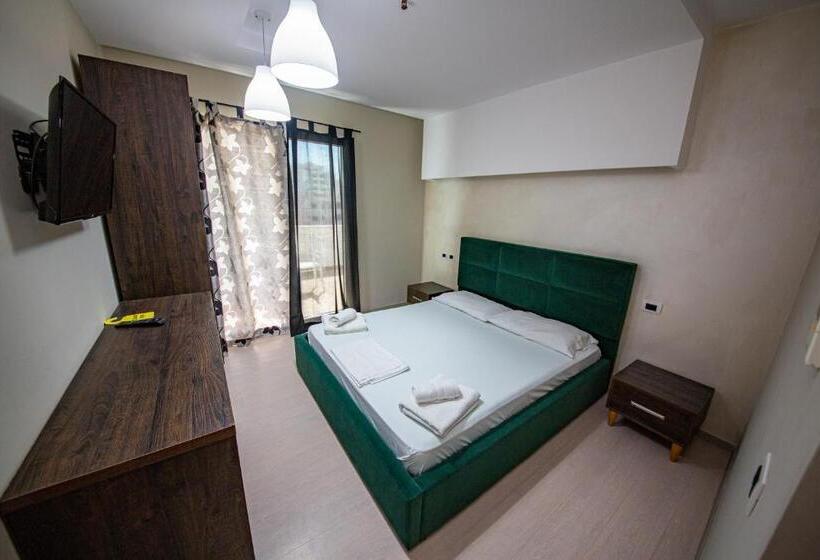 اتاق لوکس با بالکن, Miki