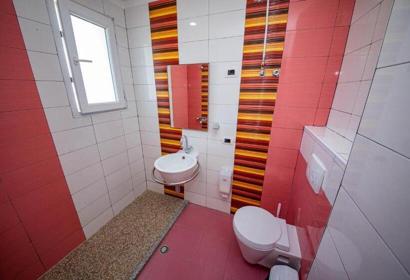 اتاق استاندارد سه تخته با بالکن, Miki