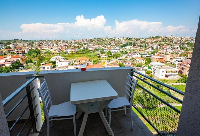 اتاق راحتی سه تخته, Miki