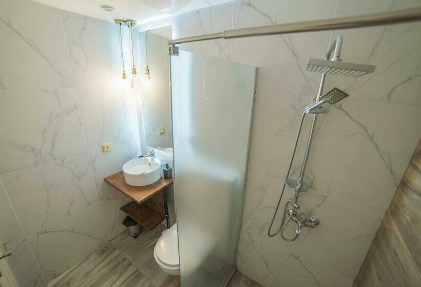 Standard Studio, Maria Boutique Suits