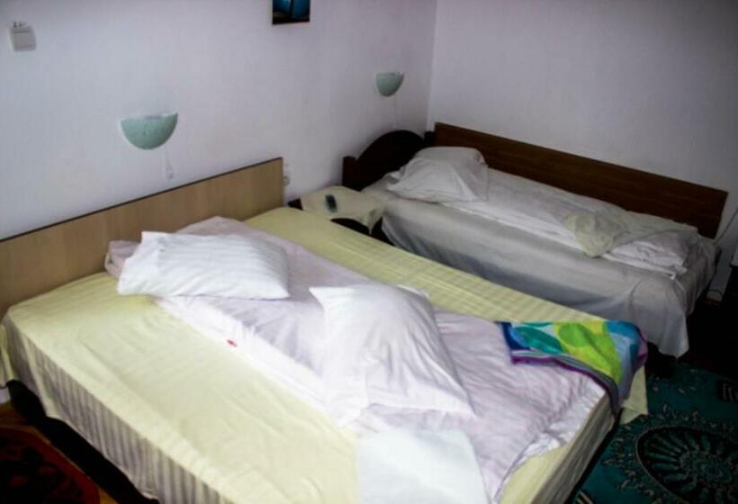 غرفة قياسية ثلاثية, Vila Strugurel