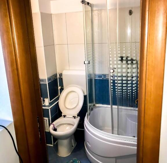 غرفة قياسية ثلاثية, Vila Strugurel