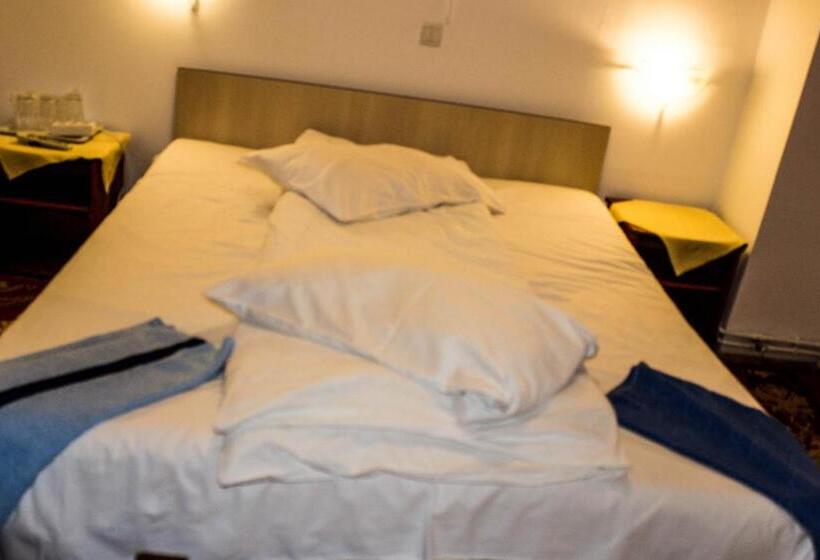 غرفة قياسية ثلاثية, Vila Strugurel