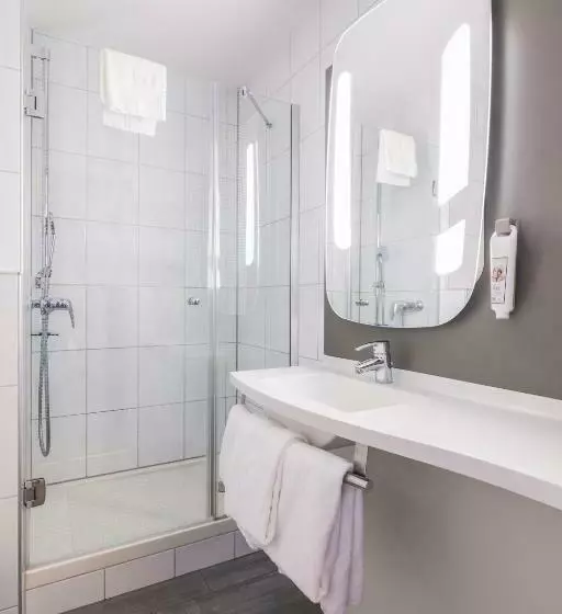 اتاق سوپریور با بالکن, Ibis Zurich Messe Airport